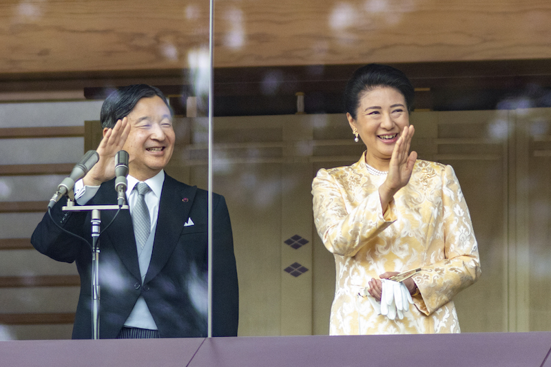 2020年1月2日に行われた令和初の新年一般参賀で手を振られる天皇陛下と雅子さま