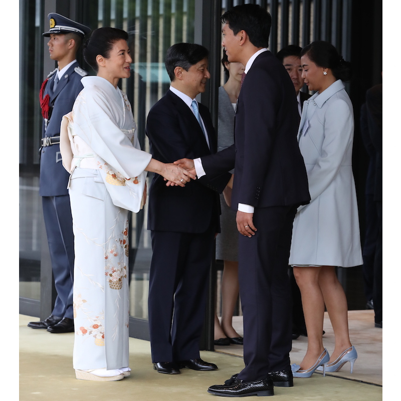 首脳夫妻と笑顔で握手をかわされる天皇皇后両陛下（2019年8月30日、Ph／JMPA）