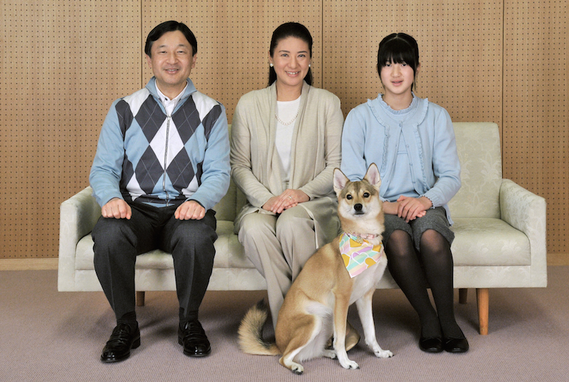 2013年ベージュのガウンに白のインナーというシンプルな装いの雅子さまと天皇陛下と愛子さまと愛犬がソファに腰掛けている
