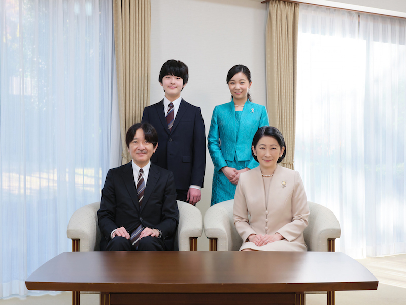 紀子さまと佳子さまはアンサンブルのスーツ、秋篠宮さまと悠仁さまはスーツにストライプ柄のネクタイをお召しになっている