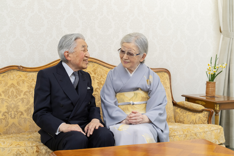 美智子さまはブルーグレーのお着物をお召しになり、上皇さま似た色のネクタイをお召しになりソファに腰掛けている