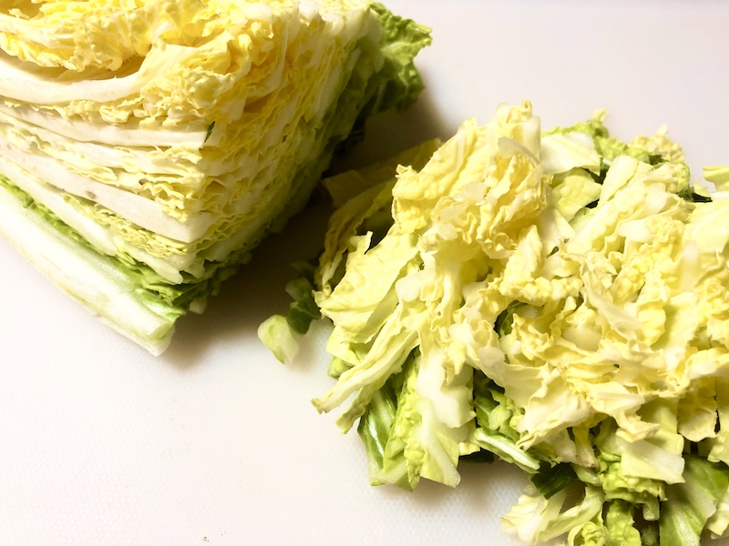 白菜をサラダにするときは繊維を切るようにカットするとおいしい（Ph／Photo AC）
