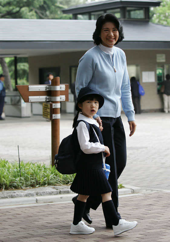 愛子さまの幼稚園での初めての運動会に臨まれる雅子さまと愛子さま
