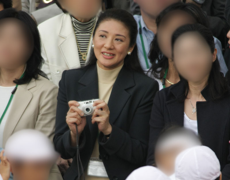小学1年生の愛子さまの運動会でカメラを手に見守られる雅子さま（2008年10月12日、Ph／JMPA）