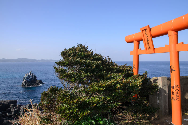 鼻とは岬の意味でその先端には左京鼻竜神神社が鎮座する