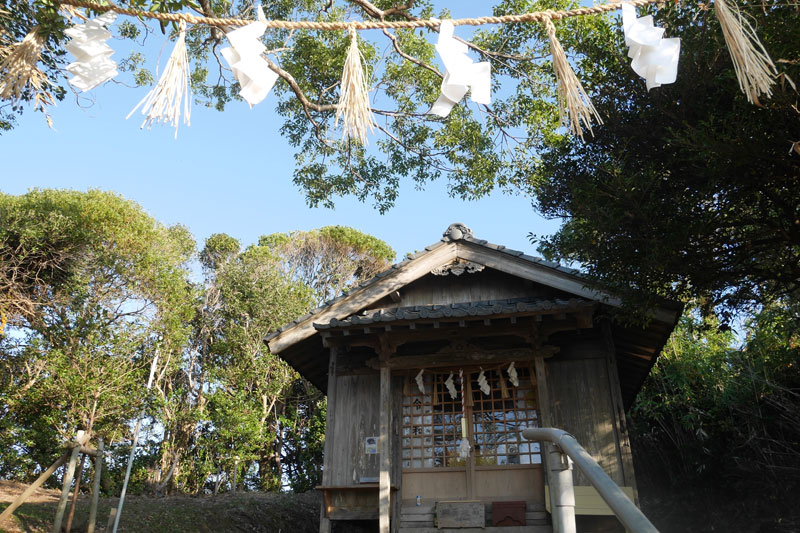小島神社の社。スサナオノミコトを祀り、勝負事から恋愛まで幅広いご利益があるという