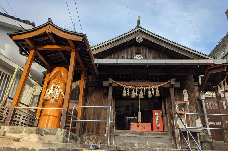 郷ノ浦の集落を散策している際に偶然みつけた「塞神社」。良縁・安産などのご利益があるという