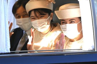 皇室の新年ファッションに注目！ 愛子さま、ご公務デビュー日の2つのドレス姿や皇后雅子さまのリ…