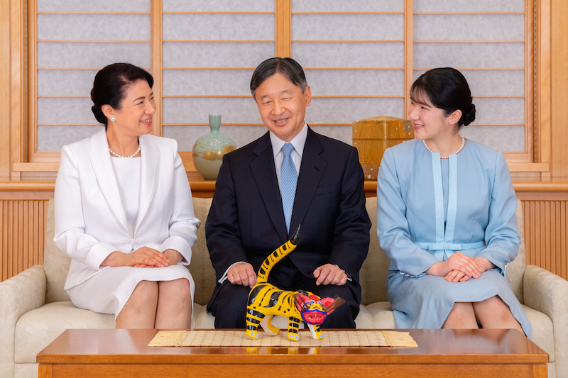 島根県出雲地方に伝わる郷土玩具「虎張子」を前に談笑される天皇皇后両陛下と愛子さま