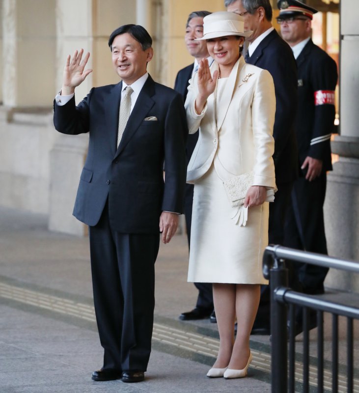 2019年11月、皇室の祖とされる天照大神を祀る伊勢神宮への旅の際の天皇皇后両陛に手を振る
