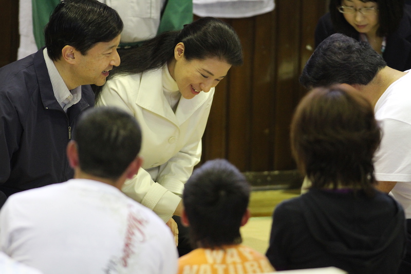 2011年5月に東日本大震災に伴う避難者お見舞いに訪れた陛下と雅子さま