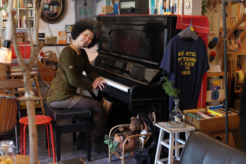 “アフロ記者”稲垣えみ子さん、53歳で始めたピアノが「効率主義とは関係のない世界に豊かなものがあると気づかせてくれた」 (1/2)| 8760 by postseven