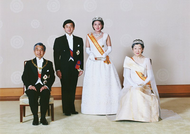 純白のドレスを着た雅子さまと燕尾服の天皇陛下、上皇ご夫妻