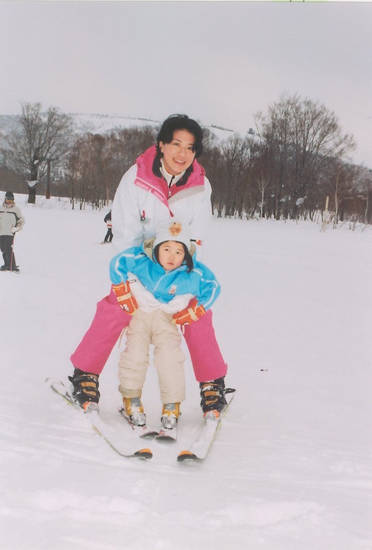 雅子さまはピンク、愛子さまはブルーがポイントのスキーウエア（2005年1月、Ph／宮内庁提供）