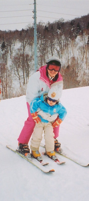 愛子さまとスキーを楽しまれる貴重なショット（2005年1月、Ph／宮内庁提供）