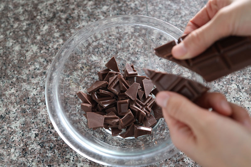 チョコレートは細かく割る