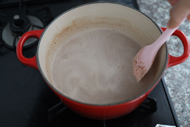 沸騰してきたらチョコレートを加えてよく混ぜる