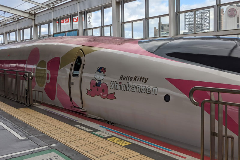 車体ピンクの「ハローキティ 新幹線」。運行時間はJR西日本のHPで確認を