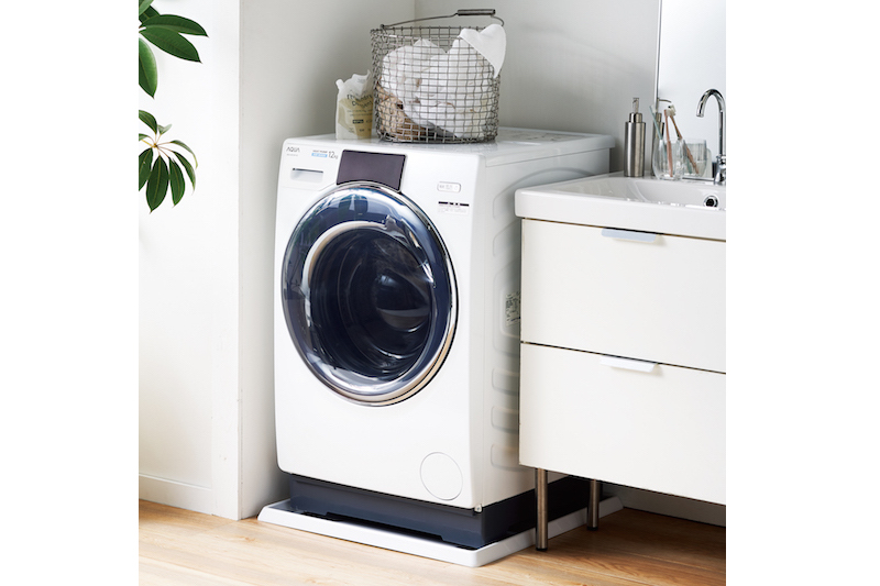 AQUA『ドラム式洗濯乾燥機／洗濯機 AQW-DX12M』がある洗面所