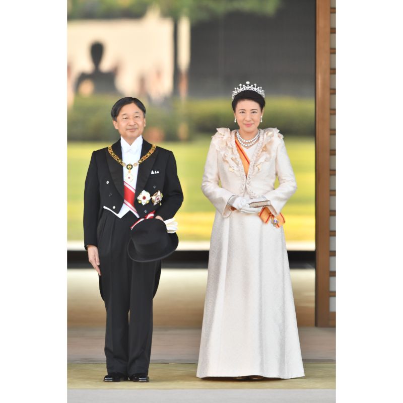 勲章をつけたえんび服姿の陛下とフリルが重なったデコラティブなドレス姿の雅子さま（2019年11月10日、Ph／JMPA）