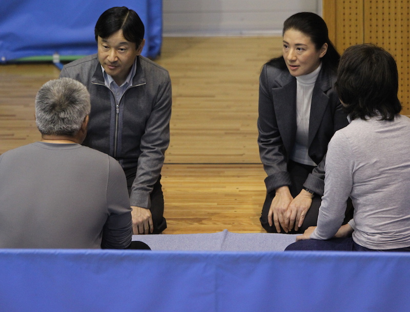 東日本大震災の被災者の話に耳を傾けられる陛下と雅子さま（2011年4月6日、Ph／JMPA）