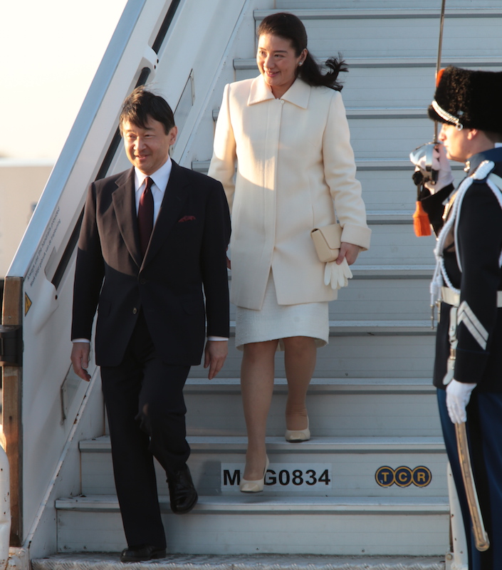 2013年4月28日に東京を出発したご夫妻が、日本時間29日未明、オランダのスキポール空港に到着（2013年4月29日、Ph／代表撮影）