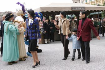 皇后雅子さま、冬のコートスタイルは「白」でエレガントに　ディズニーリゾートへのご家族お出か…