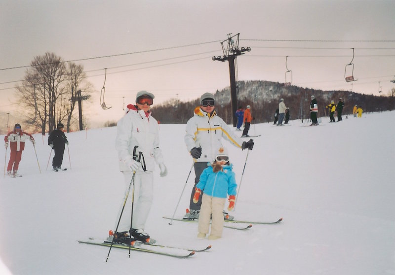 長野のスキー場にてスキーを楽しまれる天皇皇后両陛下（当時は皇太子ご夫妻）と愛子さま