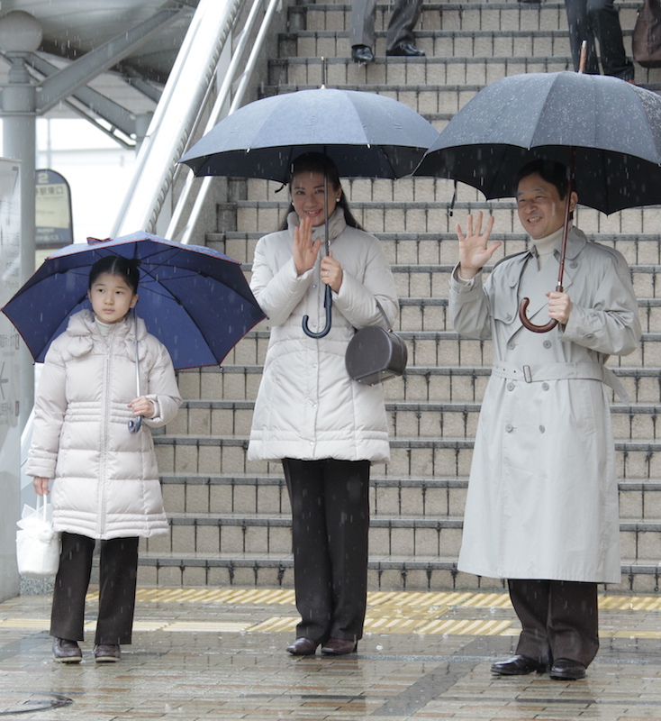 傘を指し長野駅にお出ましの天皇陛下と雅子さまと愛子さま