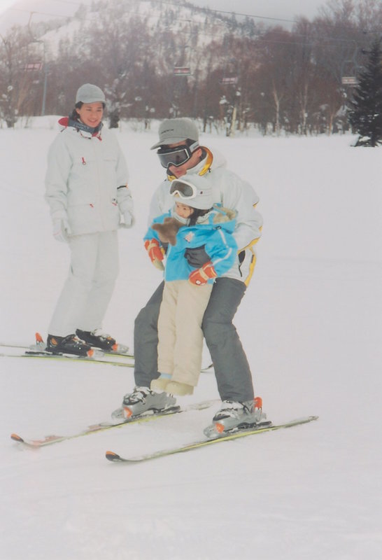 愛子さまを抱っこし、熱心にスキーを教えられる陛下（2005年1月、Ph／宮内庁提供）