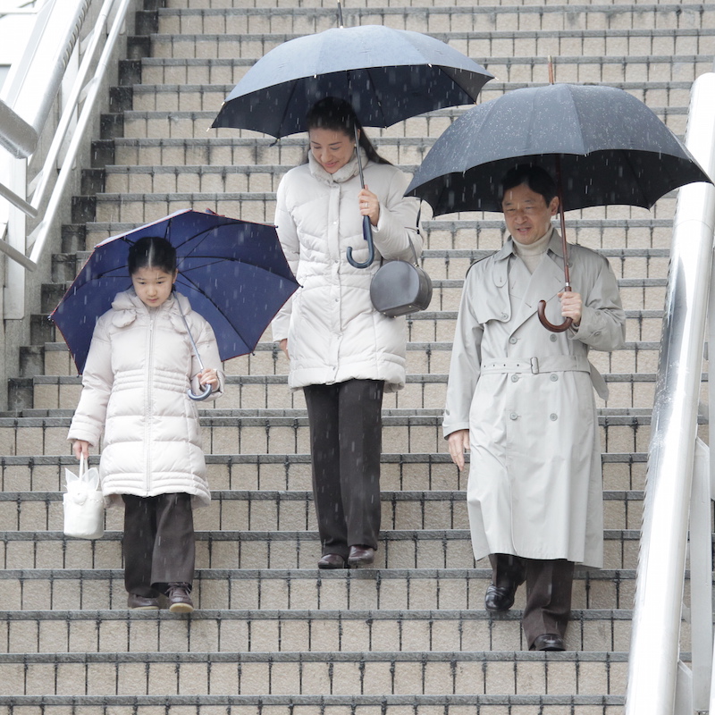 傘を指し長野駅の階段を降りられる天皇陛下と雅子さまと愛子さま