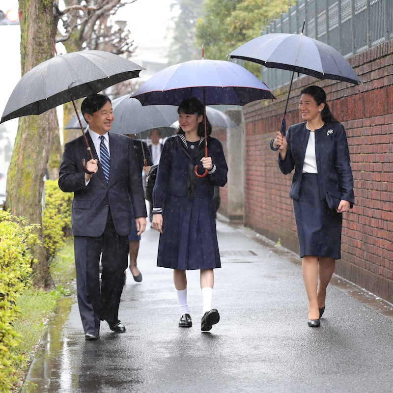 雨の中、愛子さまの高校の入学式に臨まれる天皇皇后両陛下と愛子さま