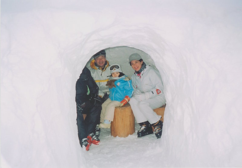 長野・奥志賀高原スキー場でかまくらを楽しむ天皇陛下と雅子さまと愛子さま