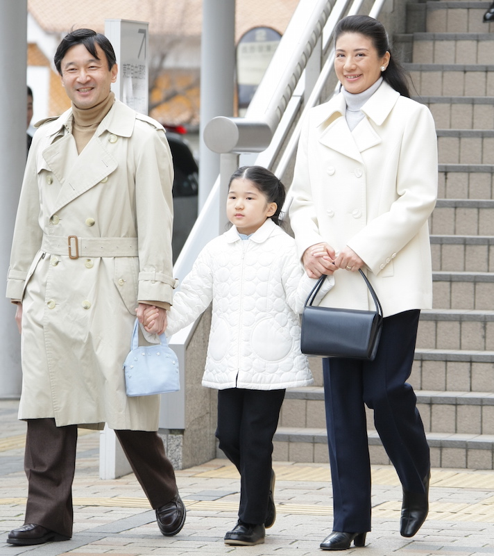 雅子さまと愛子さまは白のコートに黒のパンツでリンクコーデ（2008年3月29日、Ph／JMPA）