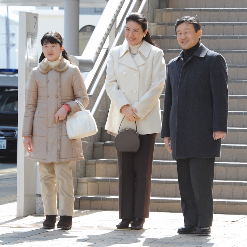 雅子さまの白のピーコートが顔映えよく洗練された印象（2013年3月26日、Ph／JMPA）