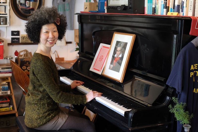 “アフロ記者”稲垣えみ子さんにとってピアノは「老い方のレッスン」、その真意とは？ (1/2)| 8760 by postseven