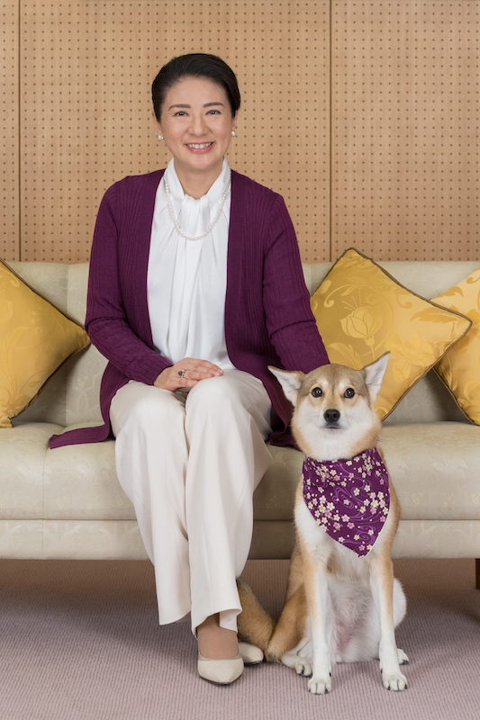 愛犬の由莉（ゆり）も花柄のスカーフがボルドー色でリンク（2018年12月、Ph／宮内庁提供）