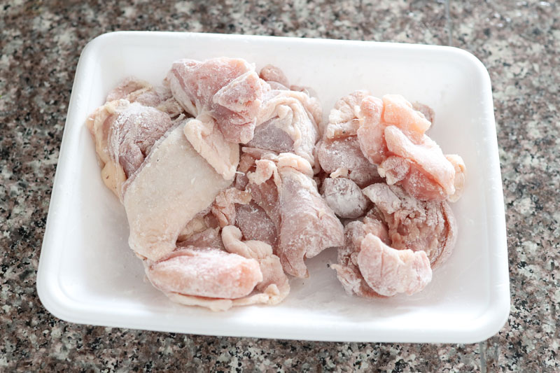 鶏もも肉は一口大に切り、塩・こしょう、片栗粉をまぶす。