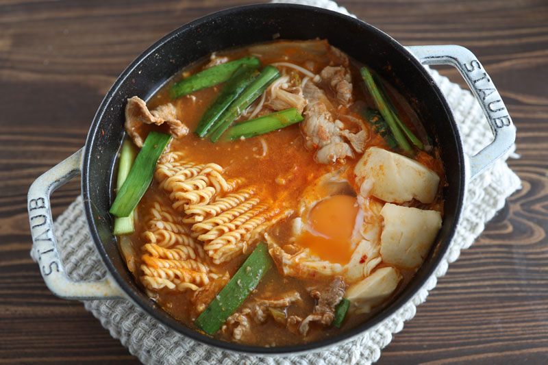 インスタント麺で簡単に本格韓国料理！「絶品うま辛豚プデチゲ」