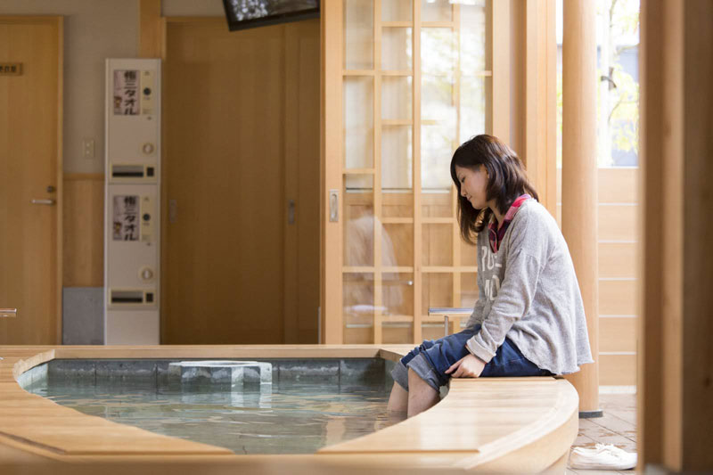 あわら温泉湯には、福井県産の笏谷石（しゃくだにいし）を使用した、総ひのき造りの北陸一上質といわれる足湯がある（利用無料）