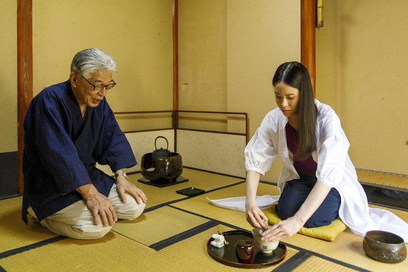 小澤清風園のご主人に、お抹茶の手ほどきを受ける体験も組み合わせOK。京都らしさをより体感できる（1000円／人・要予約）