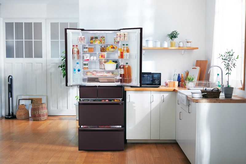 冷凍技術が進化した家庭用冷凍庫が増えている（写真は三菱電機『MR-MZ60H』。カチカチにならず切りやすい硬さに凍らせることができる）