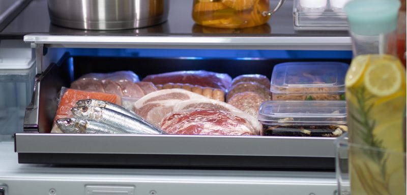 パナソニックの冷蔵庫に搭載された、約－3℃の「微凍結パーシャル」なら、肉は約10日～14日間、魚は約7日間も保存が可能