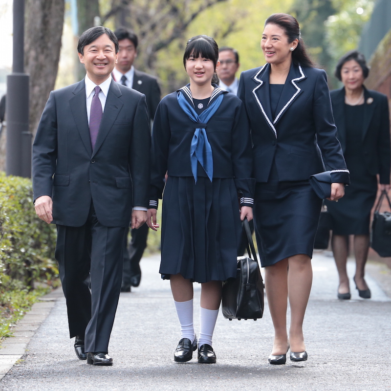 笑顔で中学校の入学式に向かわれる天皇陛下（当時は皇太子）と雅子さまと愛子さま（2014年4月6日、Ph／JMPA）