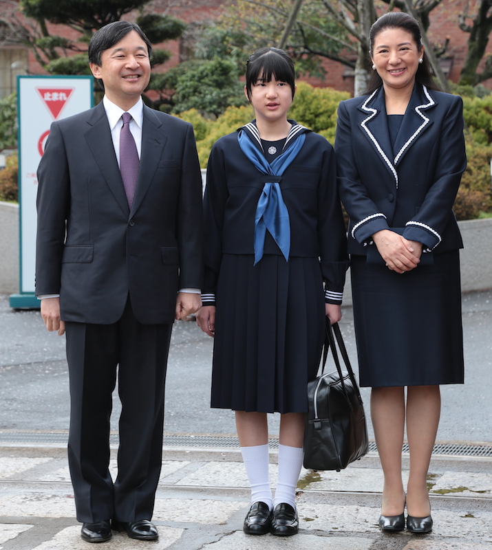 2014年4月、学習院女子中等科の入学式に臨む天皇皇后両陛下と愛子さま