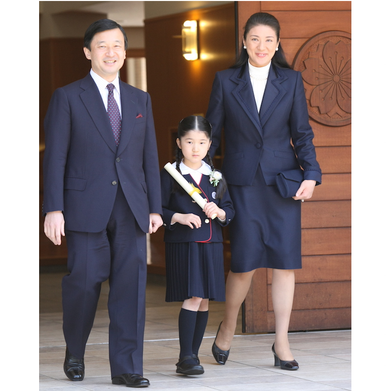 2008年3月愛子さまの学習院幼稚園の卒園式にご出席される天皇皇后両陛下と愛子さま