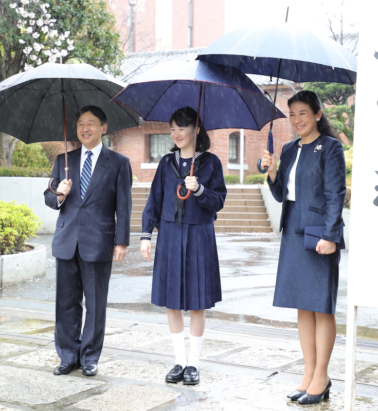 2017年4月、愛子さまの学習院女子高等科の入学式にご出席の天皇皇后両陛下と愛子さま