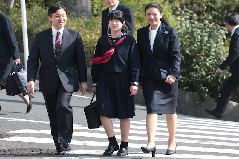 2014年3月、愛子さまと学習院初等科の卒業式に臨まれた天皇陛下（当時は皇太子）さまと雅子さま