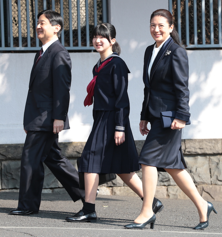2014年3月、愛子さまと学習院初等科の卒業式に臨まれた天皇陛下（当時は皇太子）さまと雅子さま