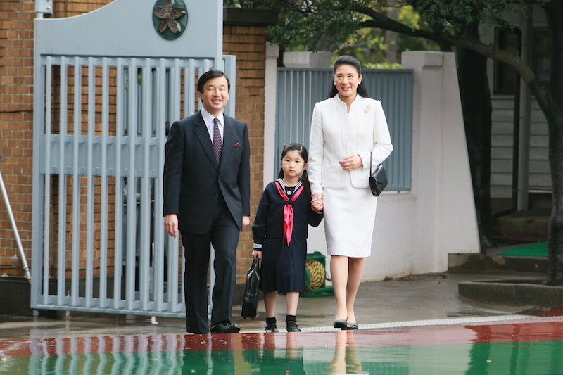 2008年4月、愛子さまの学習院初等科の入学式に臨まれた 天皇陛下（当時は皇太子）と雅子さまと愛子さま